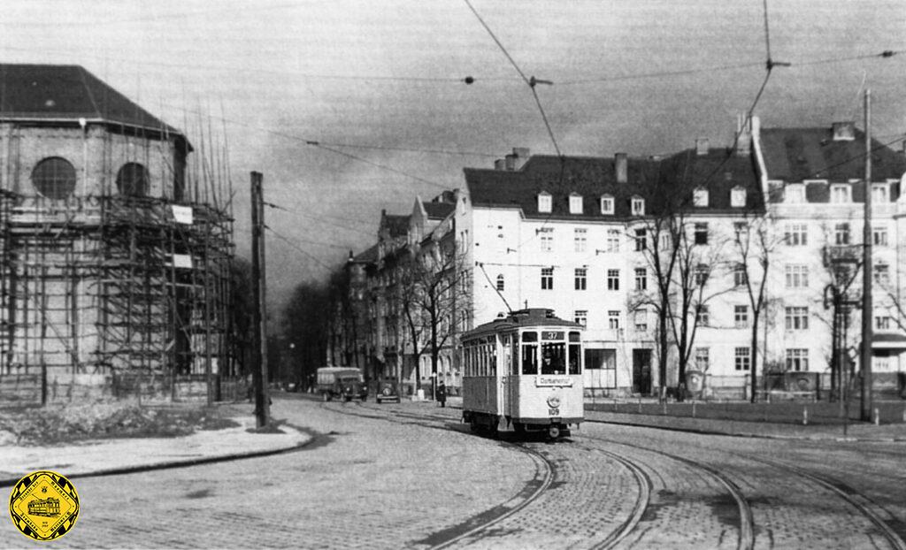 Im Jahr 1949 fährt ein Mailänder TW 109 auf der Linie 37 hinter der in Reparatur befindlichen Josephskirche durch die Tengstraße, rechts der alte Nordfriedhof.